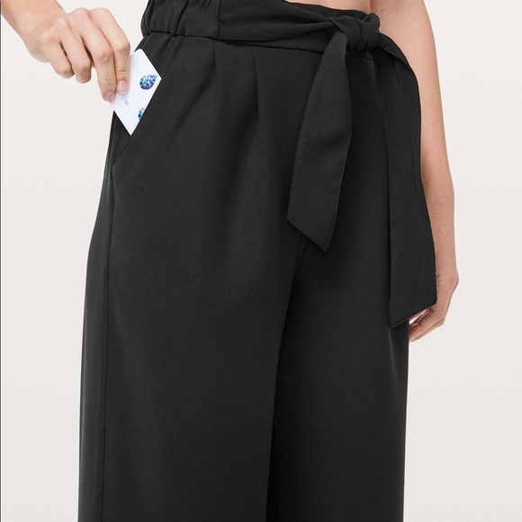 Lululemon NWT Noir Crop Black size 6